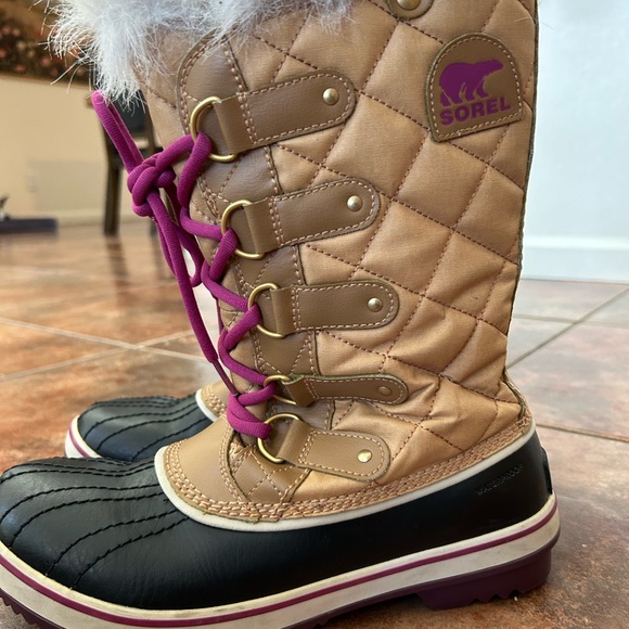 Sorel Shoes - Sorel Quilted Tan and Black Boots. NWOT